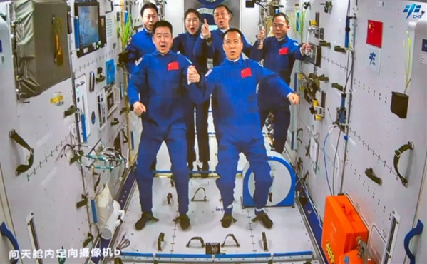 6名航天员首次实现“太空会师”！